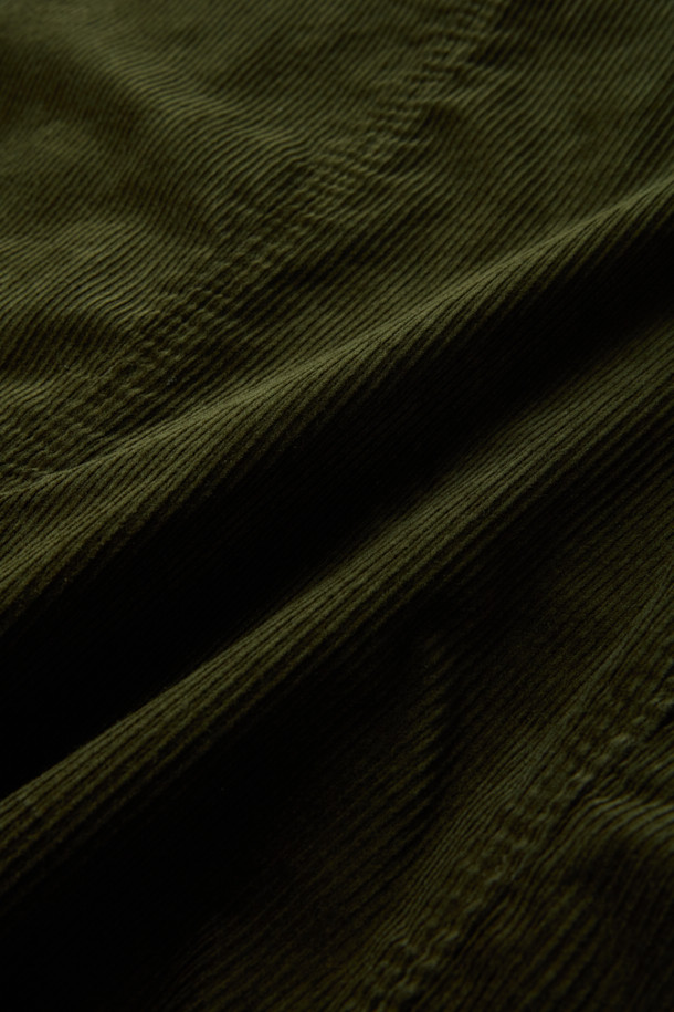 **코튼 코듀로이 재킷**은 부드러운 코듀로이 소재와 면 혼방으로 제작되어 가을, 겨울철 따뜻하고 편안한 착용감을 선사합니다. 릴랙스핏으로 제작되어 활동성이 뛰어나며, 캐주얼, 클래식, 미니멀 스타일을 모두 소화할 수 있습니다. 그린 컬러의 무지 디자인에 아웃포켓 디테일, 싱글 벤트, 컨버터블 카라가 더해져 세련된 느낌을 줍니다. 출근룩이나 모임룩 등 다양한 TPO에 활용 가능하며, 싱글 버튼 방식의 블레이저 타입 재킷입니다. 긴 소매 기장과 두꺼운 두께감으로 보온성을 높였습니다.
