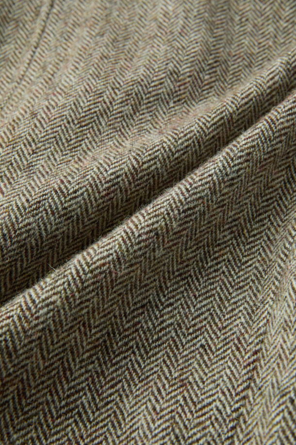 포르투갈 모르가도 원단을 사용하여 제작된 [Imported Fabric] 해링본 울 재킷입니다. 은은한 헤링본 패턴과 부드러운 촉감의 울 소재가 어우러져 고급스러운 분위기를 자아냅니다. 레귤러 핏과 싱글 버튼 디자인으로 클래식하고 미니멀한 스타일을 연출하며, 아웃 플랩 포켓과 싱글 벤트 디테일이 돋보입니다. 가을, 겨울철 출근룩, 비즈니스 캐주얼, 모임룩 등 다양한 TPO에 활용하기 좋습니다. 긴 소매 기장의 그레이 컬러 자켓으로, 어떤 옷에도 매치하기 용이하여 활용도가 높습니다.

