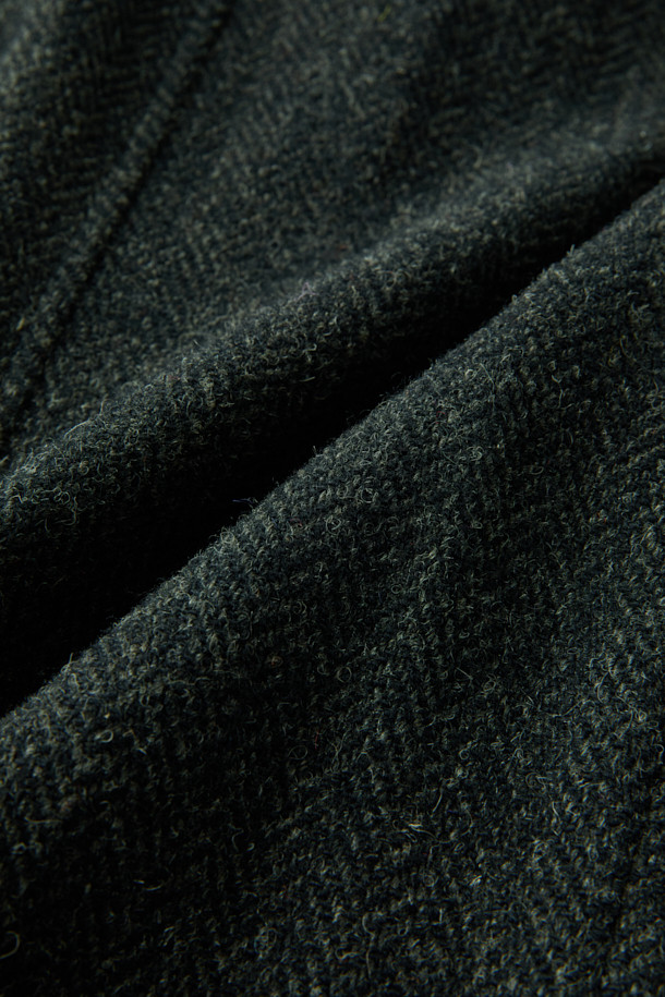 [Imported Fabric] 해리스 트위드 울 재킷은 가을과 겨울, 두 계절에 걸쳐 돋보이는 아우터입니다. 클래식과 모던 스타일을 아우르는 헤링본 패턴의 그린 컬러 블레이저로, 오피스룩, 비즈니스 캐주얼, 겨울 데일리룩에 모두 적합합니다. 두꺼운 울 소재에 릴랙스 핏으로 편안함을 더했으며, 싱글 버튼 여밈 방식과 패치 포켓 디테일이 특징입니다. 해리스 트위드 원단과 해리스 트위드 밀라벨을 사용하여 고급스러움을 더했고, 싱글 벤트 디자인으로 활동성을 높였습니다. 미니멀하고 시크한 스타일을 선호하는 고객에게 추천합니다.
