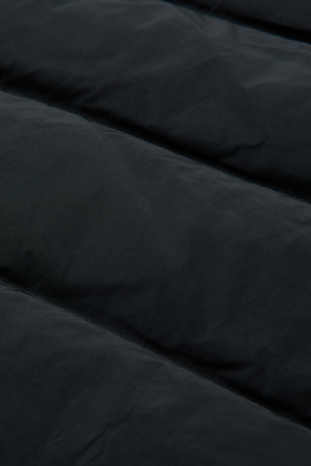 **트래블러 다운 재킷**은 일상과 여행에서 활용하기 좋은 겨울 아우터입니다. 블랙 컬러에 베이직하고 캐주얼한 스타일로, 어떤 옷에도 쉽게 매치할 수 있습니다. 부드러운 촉감의 나일론과 폴리에스터 혼방 소재로 제작되었으며, 두꺼운 두께감으로 뛰어난 보온성을 제공합니다. 구스다운 충전재와 니트 카라 배색, 레이어링이 가능한 디자인으로, 추운 날씨에도 따뜻하고 편안하게 착용할 수 있습니다. 레귤러핏으로 제작되어 활동성을 높였으며, 여행룩이나 캠핑룩, 캐주얼, 미니멀, 클래식 스타일을 즐기는 분들께 추천합니다.
