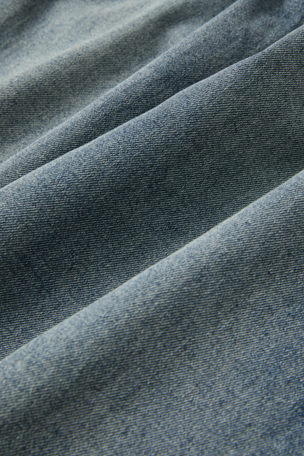 가을 테이퍼드 밴딩 데님은 캐주얼하고 미니멀한 스타일을 즐기는 분들을 위한 데님 팬츠입니다. 인디고 컬러의 워싱 데님 소재로 제작되어 가을의 분위기를 더하며, 일상생활과 가을 나들이에 적합합니다. 5포켓 디자인에 켄톤과 리벳 디테일이 더해져 포인트를 주며, 허리 스트링 밴딩으로 편안한 착용감을 선사합니다. 신축성 있는 소재와 테이퍼드핏으로 활동성을 높였으며, 다양한 상의와 매치하여 캐주얼하고 클래식한 스타일을 연출할 수 있습니다.
