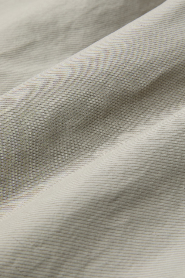 베이직하고 클래식한 디자인의 린넨 혼방 스트레치 팬츠입니다. 가을, 초겨울에 적합하며, 일상, 출근룩, 비즈니스 캐주얼, 가을 나들이룩 등 다양한 TPO에 활용하기 좋습니다. 면, 린넨, 나일론, 스판덱스 혼방 소재로 제작되어 통기성이 뛰어나고 신축성이 있어 편안한 착용감을 선사합니다. 이탈리안핏 일자/슬림핏으로 세련된 실루엣을 연출하며, 양쪽 사이드 포켓과 뒷 포켓, 헨리코튼 라벨로 디자인 디테일을 더했습니다. 클래식, 미니멀, 캐주얼 스타일을 즐겨 입는 분들께 추천합니다.
