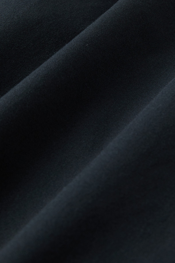 가을 테이퍼드 아티보 팬츠는 캐주얼한 스타일을 연출하기 좋은 치노 팬츠입니다. 부드러운 촉감의 면, 레이온, 스판 혼방 소재로 제작되어 편안한 착용감을 선사합니다. 허리 부분 사이드 밴딩 디테일로 활동성을 높였으며, 무지 디자인과 테이퍼드 핏으로 미니멀하고 클래식한 분위기를 더했습니다. 가을 나들이룩, 겨울 데일리룩 등 다양한 TPO에 활용 가능하며, 양 사이드 포켓과 뒷 포켓, 헨리코튼 라벨로 실용성을 높였습니다. 블랙 컬러로 어떤 상의와도 쉽게 매치하여 세련된 스타일을 완성할 수 있습니다.
