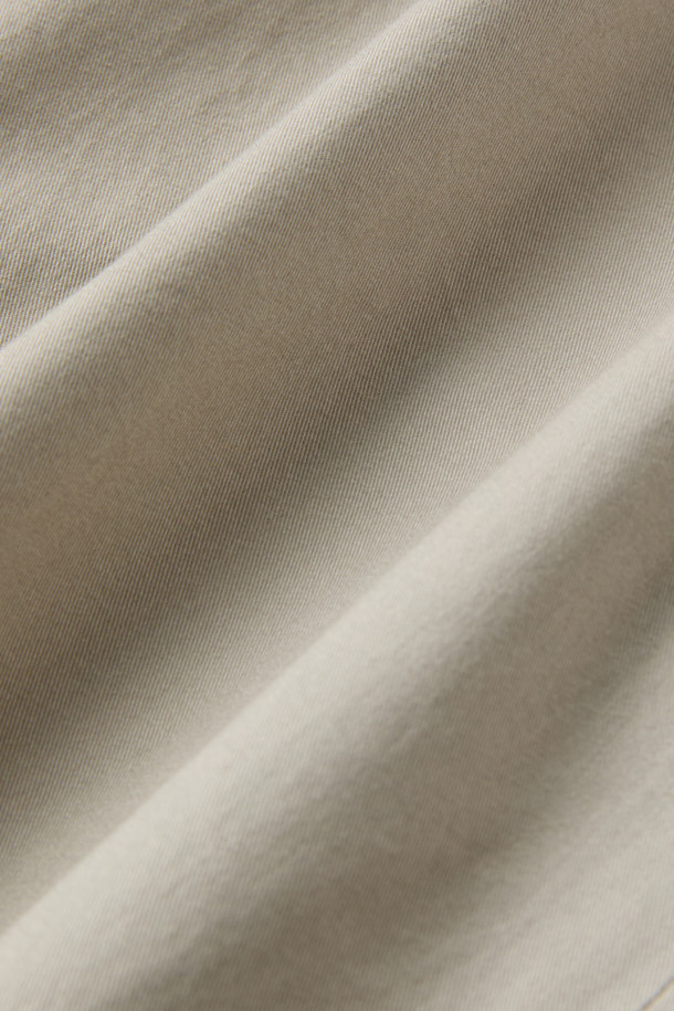 가을 테이퍼드 아티보 팬츠는 부드러운 면, 레이온, 스판 혼방 소재로 제작되어 편안한 착용감을 선사합니다. 릴랙스핏 테이퍼드 핏으로 캐주얼하고 베이직한 스타일을 연출하며, 가을, 초겨울에 활용하기 좋습니다. 양쪽 사이드 포켓과 뒷 포켓, 헨리코튼 라벨 디테일로 실용성을 더했습니다. 일상생활은 물론 가을 나들이룩, 겨울 데일리룩에도 잘 어울리는 아이템입니다. 사이드 밴딩 처리로 편안한 활동성을 보장합니다.
