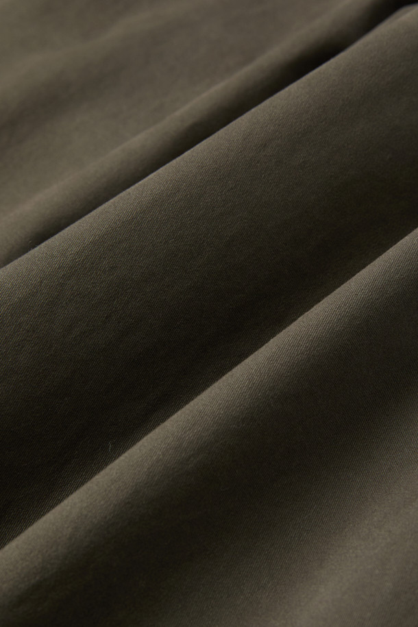 가을 스트레이트 치노 팬츠는 베이직한 스타일의 남녀 공용 치노팬츠입니다. 면과 스판덱스 혼방 소재로 제작되어 부드러운 촉감과 편안한 착용감을 제공하며, 가을과 초겨울에 적합한 중간 두께감입니다. 카키와 올리브 두 가지 색상으로 출시되었으며, 헨리코튼 라벨이 부착되어 있습니다. 일상복은 물론, 출근룩이나 비즈니스 캐주얼에도 잘 어울리는 클래식하고 미니멀한 디자인으로, 다양한 스타일 연출이 가능합니다. 양쪽 사이드 포켓과 뒷 포켓 디테일로 실용성을 더했습니다.
