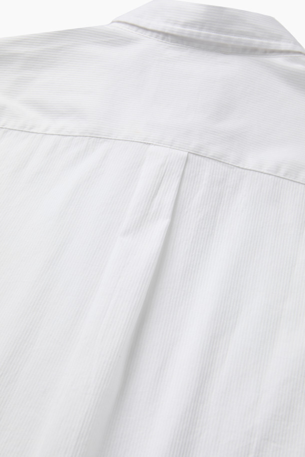 가을 잔조직 셔츠는 베이직한 스타일의 면 셔츠입니다. 화이트 컬러의 레귤러핏으로, 출근룩, 비즈니스 캐주얼, 오피스룩 등 다양한 TPO에 적합합니다. 긴 소매와 버튼다운 네크라인 디자인이 특징이며, 가슴 부분의 로고 자수 디테일이 돋보입니다. 은은한 조직감과 뒷면 요크 주름으로 세련된 실루엣을 연출하며, 클래식, 미니멀, 캐주얼 스타일을 모두 소화할 수 있습니다.
