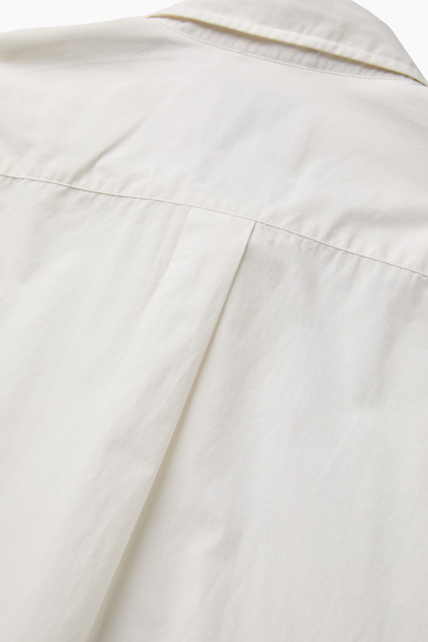 [Imported Fabric] 가을 솔리드 셔츠 (릴렉스핏)는 부드러운 면 소재로 제작되어 편안한 착용감을 선사합니다. 베이직하고 캐주얼한 스타일로 출근룩, 데이트룩 등 다양한 TPO에 활용 가능하며, 미니멀, 캐주얼, 클래식 스타일을 선호하는 분들께 적합합니다. 릴렉스 핏으로 편안하게 떨어지는 실루엣과 칼라넥 디자인이 특징이며, 가슴 포켓과 뒷면 요크 주름, 헨리코튼 라벨 디테일로 포인트를 더했습니다. 화이트, 아이보리 두 가지 솔리드 컬러로 출시되어 가을 시즌 데일리 셔츠로 활용하기 좋습니다. 긴 소매 기장의 레귤러 기장 셔츠입니다.
