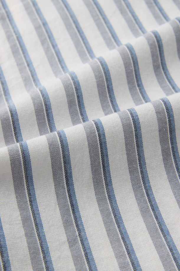 포르투갈 TMG사 원단의 [Imported Fabric] 아이보리 스트라이프 셔츠입니다. 부드러운 코튼 100% 소재로 제작되어 빈티지한 촉감을 선사하며, 가을 시즌 비즈니스 캐주얼 및 출근룩에 적합합니다. 레귤러핏으로 편안한 착용감을 제공하며, 버튼다운칼라와 긴소매 디자인으로 세련된 스타일을 연출합니다. 가슴 로고 자수와 뒷면 요크 주름 디테일이 돋보이며, 캐주얼부터 클래식, 미니멀 스타일까지 폭넓게 소화 가능합니다.
