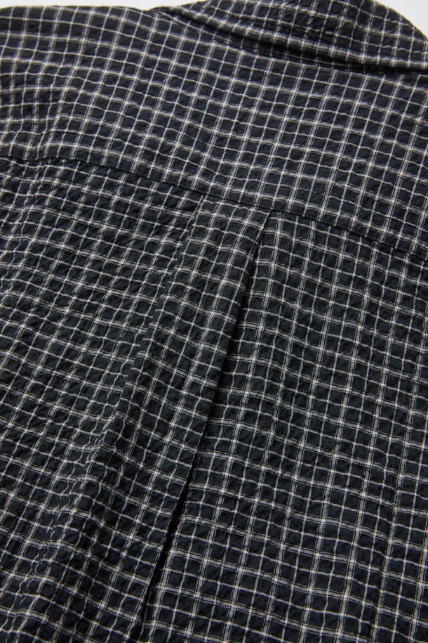 블랙 써커 체크 셔츠 (컴포트핏)는 비즈니스 캐주얼과 일상 모두에 어울리는 셔츠입니다. 시원한 착용감을 선사하는 시어서커 원단과 신축성 있는 소재로 편안한 착용감을 제공합니다. 캐주얼, 클래식, 미니멀 스타일을 모두 소화할 수 있으며, 가을에 적합합니다. 블랙 컬러의 체크 패턴과 긴 소매 디자인이 특징이며, 가슴 포켓과 뒷면 요크 주름 디테일로 포인트를 더했습니다. 가슴둘레는 122CM이며, 컴포트핏으로 제작되었습니다.
