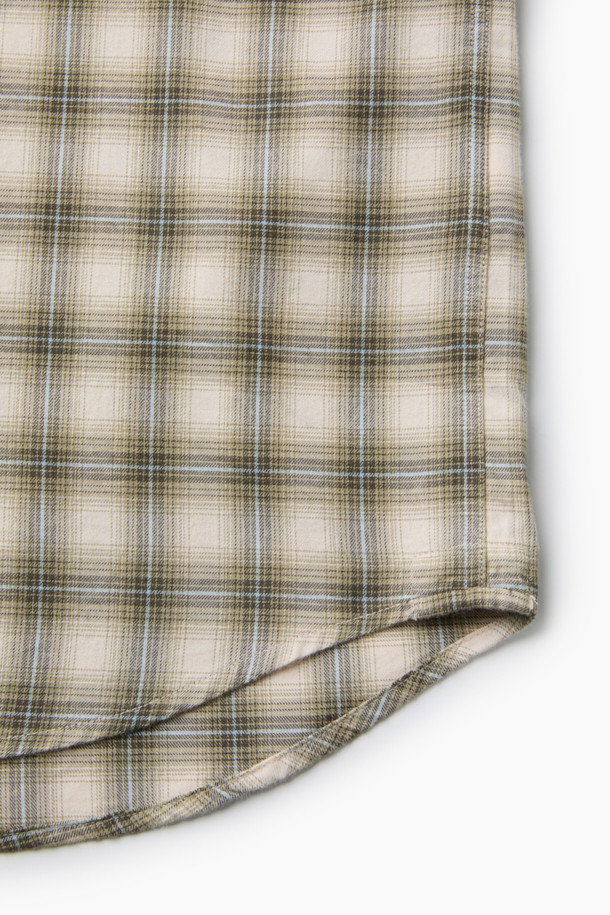 베이지 체크 셔츠 (컴포트핏)는 캐주얼, 클래식, 미니멀 스타일을 아우르는 남성 상의입니다. 부드러운 면 소재로 제작되어 편안한 착용감을 제공하며, 가을 시즌에 적합합니다. 옴브레 체크 패턴이 은은하게 멋을 더하고, 아이보리 베이스에 카키, 블루, 블랙 핀 포인트가 가미되어 세련된 느낌을 줍니다. 가슴 포켓과 뒷면 요크 주름, 헨리코튼 라벨 디테일이 돋보이며, 비즈니스 캐주얼룩에도 잘 어울리는 활용도 높은 셔츠입니다. 컴포트핏으로 활동성을 높였으며, 긴 소매 기장으로 다양한 스타일 연출이 가능합니다.
