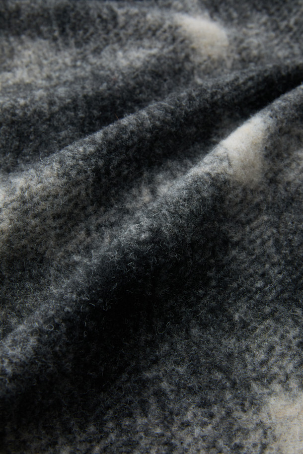 이태리 Mapel(마펠)사 수입 원단을 사용한 울 체크 아우터형 셔츠입니다. 부드러운 촉감의 울, 폴리에스터, 아크릴 혼방 소재로 제작되어 겨울, 초겨울 시즌에 따뜻하게 착용할 수 있습니다. 넉넉한 루즈핏으로 편안함을 더했으며, 화이트, 블랙 두 가지 색상으로 만나볼 수 있습니다. 가슴 포켓과 옆선 트임, 헨리코튼 포인트 라벨 디테일이 돋보이는 캐주얼 스타일의 긴소매 셔츠입니다. 두꺼운 두께감과 기모 안감으로 보온성을 높였습니다.
