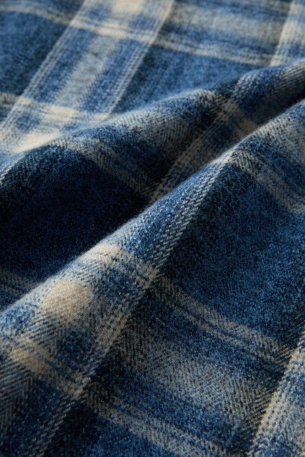 일본 Shibaya(시바야)사의 부드러운 코튼 100% 원단으로 제작된 [Imported Fabric] 블루 체크 셔츠입니다. 캐주얼 스타일에 적합하며, 옴브레, 헤링본 패턴이 조화롭게 디자인되었습니다. 가슴 포켓과 뒷 요크 주름 디테일이 돋보이며, 헨리코튼 라벨로 고급스러움을 더했습니다. 11월부터 2월까지, 기모 안감으로 따뜻하게 착용할 수 있는 긴 소매 셔츠입니다. 여유로운 컴포트핏으로 편안한 착용감을 선사합니다.
