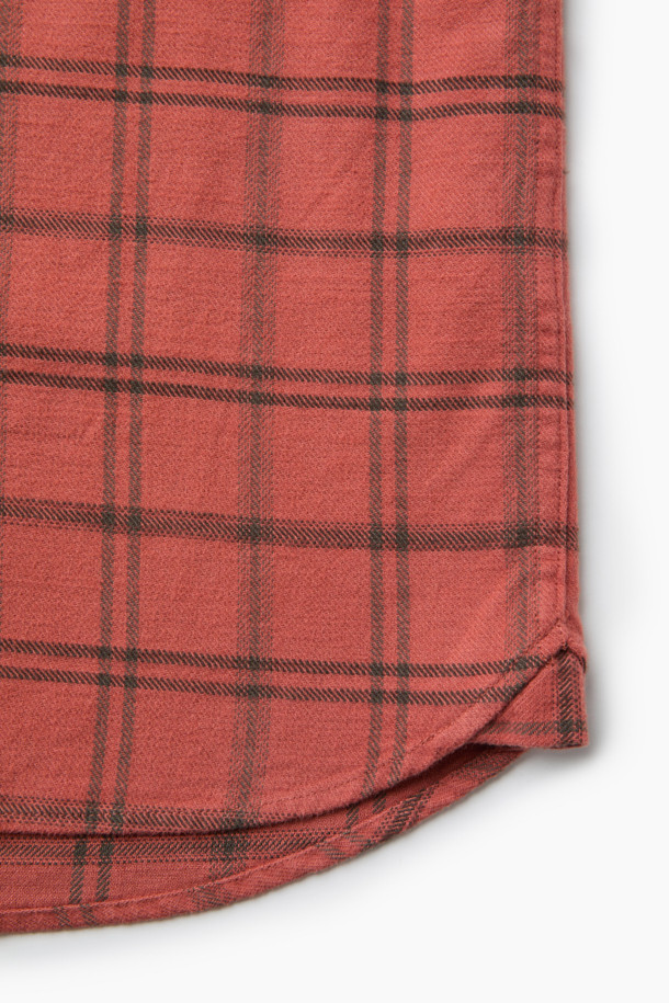 오렌지 컬러의 체크 패턴이 돋보이는 셔츠입니다. 면 소재에 두꺼운 두께감과 기모 안감으로 따뜻함을 더해 겨울철에도 포근하게 착용할 수 있습니다. 헨리코튼 라벨과 슬럽사, 트윌 원단의 조합이 빈티지하면서도 캐주얼한 스타일을 연출합니다. 가슴 포켓과 뒷면 요크 주름 디테일이 돋보이며, 컴포트핏으로 편안한 착용감을 선사합니다. 출근룩 또는 비즈니스 캐주얼, 캐주얼, 클래식, 워크웨어 스타일 모두 소화 가능한 활용도 높은 셔츠입니다.
