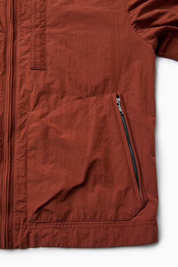 가을 채트윈 점퍼는 쌀쌀한 가을 날씨에 가볍게 걸치기 좋은 베이직한 디자인의 점퍼입니다. 부드러운 촉감의 면, 폴리에스테르, 나일론 혼방 소재로 제작되어 편안한 착용감을 선사합니다. 발수 가공과 보온 기능을 갖춰 쾌적하게 입을 수 있으며, 셔츠형 디자인과 베이직핏으로 캐주얼하고 미니멀한 스타일을 연출합니다. 래글런 소매(뒷판)와 셋인 소매(앞판) 디자인, 지퍼 포켓, 가슴 포켓, 부분 안감 디테일로 실용성을 더했습니다. 여행룩, 산책룩 등 다양한 TPO에 활용하기 좋은 아이템입니다.
