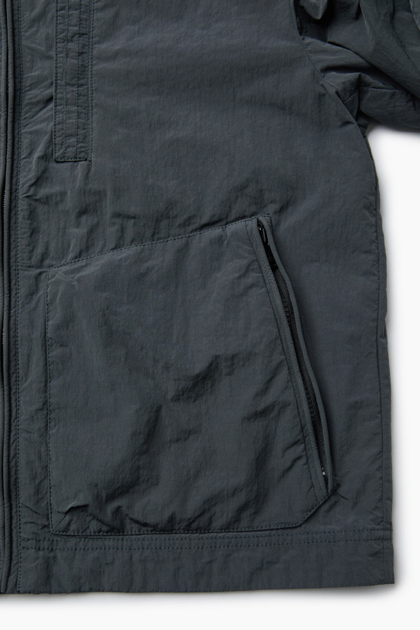 가을 채트윈 점퍼는 일상에서 편안하게 착용하기 좋은 베이직 스타일의 점퍼입니다. 면, 폴리에스테르, 나일론 혼방 소재로 제작되어 부드러운 촉감과 은은한 광택감을 선사하며, 가을 날씨에 적합한 보온 기능을 제공합니다. 발수 가공 처리를 하여 생활 방수 기능까지 갖췄으며, 셔츠형 디자인에 지퍼 여밈 방식으로 간편하게 착용할 수 있습니다. 앞판 셋인 소매와 뒷판 래글런 소매 디자인으로 활동성을 높였으며, 가슴 포켓과 사이드 지퍼 포켓으로 실용성을 더했습니다. 가을 나들이룩, 산책룩 등 캐주얼, 미니멀, 클래식 스타일을 즐기는 고객에게 추천합니다.
