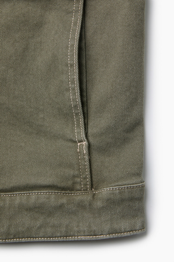 세련된 워크웨어 무드의 데님 스트레치 점퍼입니다. 빈티지한 카키 컬러와 무지 디자인이 어우러져 다양한 스타일을 연출하기 좋습니다. 가슴 포켓, 멀티 포켓, 리벳 장식, 밑단 비죠 디테일 등 섬세한 디테일이 돋보이며, 컴포트핏으로 편안한 착용감을 선사합니다. 신축성 있는 데님 소재로 활동성을 높였으며, 크롭 기장과 긴 소매 디자인으로 트렌디함을 더했습니다. 데이트룩, 모임룩 등 캐주얼하고 미니멀한 스타일을 연출하고 싶을 때 적합합니다.
