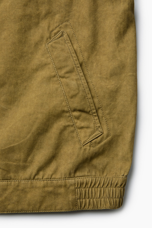 세련된 무드의 [Imported Fabric] 배색 해링턴 점퍼입니다. 면 소재로 제작되어 견고한 촉감과 편안한 착용감을 선사하며, 가을 시즌에 적합합니다. 베이지 컬러의 체크 패턴이 캐주얼하면서도 미니멀한 스타일을 연출합니다. 밑단 사이드 엘라스틱 밴드, 소매 커프스 턱 디테일, 내부 Halley Stevensons 체크 배색으로 디자인의 완성도를 높였습니다. 출근룩과 모임룩 등 다양한 TPO에 활용 가능하며, 캐주얼, 미니멀, 클래식 스타일을 즐기는 분들께 추천합니다.
