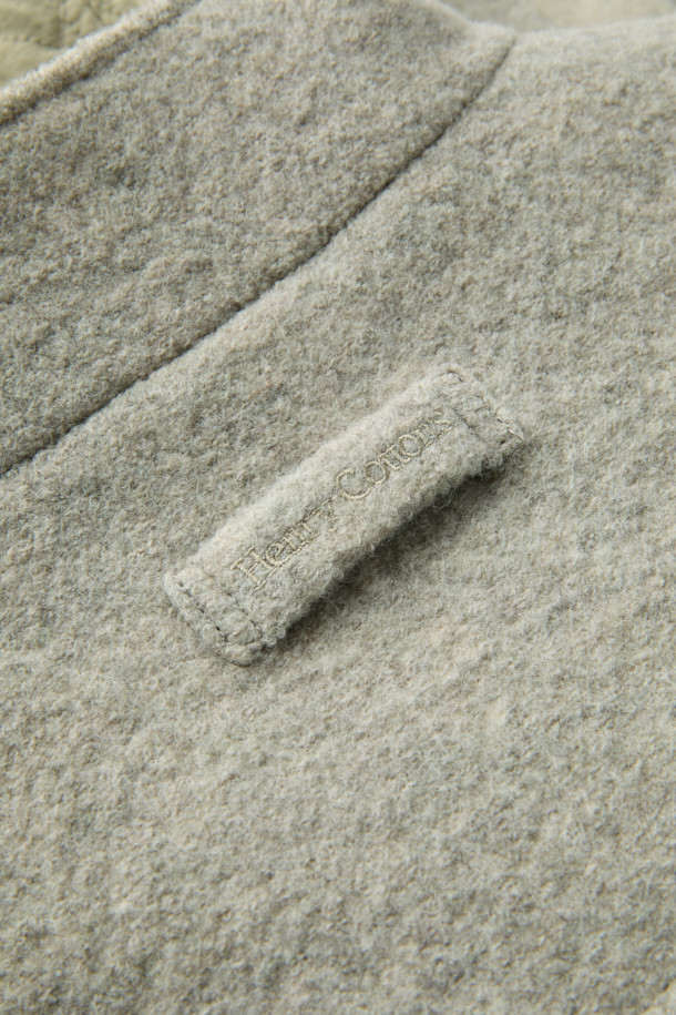 이탈리안 패브릭 디테처블 후드 울 다운 점퍼는 겨울철 당신의 스타일을 책임질 아우터입니다. 고급스러운 이태리 울 원단을 사용하여 부드러운 촉감과 따뜻함을 선사하며, 베이직하고 클래식한 디자인으로 어떤 룩에도 잘 어울립니다. 탈착 가능한 후드로 다양한 스타일 연출이 가능하며, 구스다운 충전재와 퀼팅 디테일로 보온성을 높였습니다. 차분한 그레이 컬러와 베이직핏, 사이드 포켓 디자인으로 출근룩, 오피스룩, 모임룩 등 TPO에 구애받지 않고 시크하고 미니멀한 스타일을 완성할 수 있습니다. 
