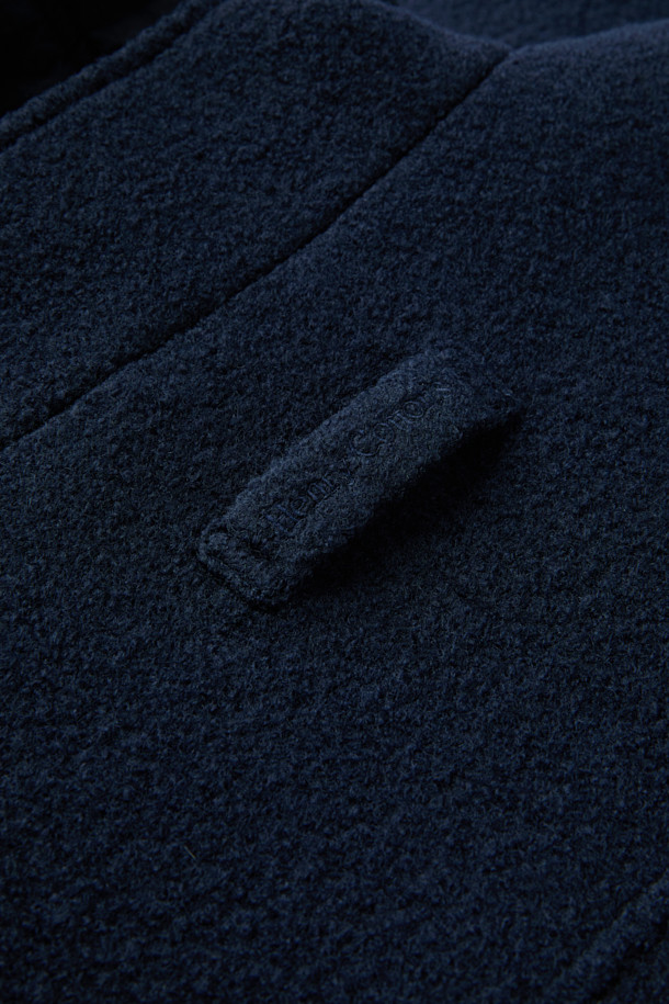 이탈리안 원단으로 제작된 탈착 가능한 후드 울 다운 점퍼입니다. 네이비 컬러의 베이직한 디자인으로, 겨울철 일상, 산책, 여행 등 다양한 TPO에 활용하기 좋습니다. 부드러운 촉감의 울 소재와 구스다운 충전재를 사용하여 보온성과 경량성을 모두 갖췄습니다. 탈착 가능한 후드와 퀼팅 디테일, 울 펠트 배색이 특징이며, 사이드 포켓으로 실용성을 더했습니다. 베이직핏으로 클래식, 미니멀, 캐주얼 스타일을 연출하기에 용이합니다.
