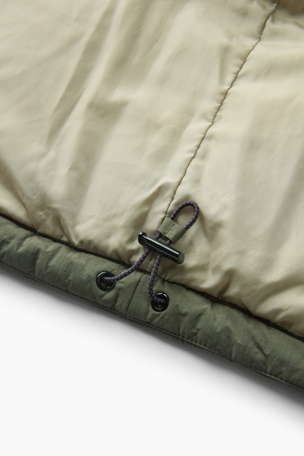 **퀼팅 다운 점퍼**

쌀쌀한 겨울 날씨에도 따뜻함과 스타일을 놓치지 않도록 퀼팅 디자인의 다운 점퍼를 소개합니다. 카키와 올리브 두 가지 색상으로 출시되어, 캐주얼, 미니멀, 시티보이 룩을 연출하기 좋습니다. 부드러운 나일론 소재와 두꺼운 두께감으로 보온성과 방풍 기능을 제공하며, 세미 오버핏으로 편안하게 착용 가능합니다. 멀티 포켓, 지퍼 테이프 노출, 밑단 스트링, 후드 내장, 벨보아 넥 안감, 이너 커프스 엘라스틱 밴드, 머스코비 다운 충전재 등 다양한 디테일이 돋보입니다. 출근룩과 여행룩 모두에 활용할 수 있는 실용적인 아이템입니다.
