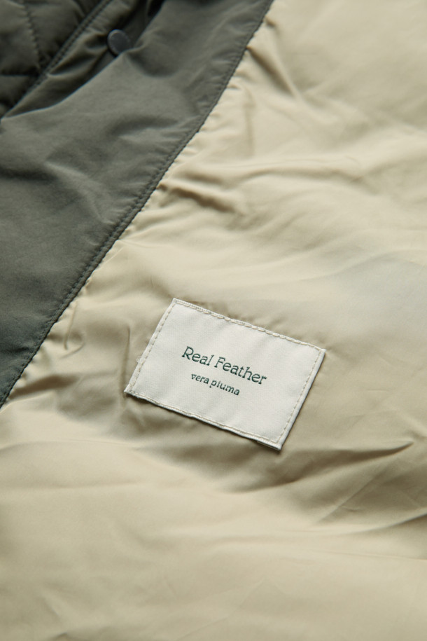 겨울 추위를 막아줄 사파리 후디 다운 점퍼입니다. 밀리터리 무드와 모던한 스타일을 결합하여, 일상에서 캐주얼, 미니멀, 클래식 스타일로 폭넓게 활용할 수 있습니다. 두꺼운 두께감의 나일론 소재로 제작되어 부드러운 촉감을 선사하며, N-3B 파카 스타일의 중기장 기장으로 보온성을 높였습니다. 허리 및 후드 스트링 조절, 가슴 및 사이드 아웃 포켓, 머스코비 다운 충전재, 이너 커프스 엘라스틱 밴드, 삼각무 디테일 등 다양한 특징으로 뛰어난 방풍 및 보온 기능을 제공합니다.
