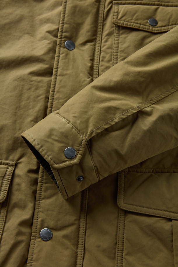 Spitfire(스핏파이어) 사파리 다운 점퍼는 겨울철 일상과 출근룩에 모두 잘 어울리는 모던 스타일의 아우터입니다. 두꺼운 두께감과 부드러운 촉감의 나일론, 폴리에스테르 혼방 소재로 제작되어 보온성을 높였습니다. 무지 디자인에 베이직핏, 중기장 기장감으로 어떤 스타일에도 쉽게 매치할 수 있으며, 집업 여밈 방식으로 편안하게 착용 가능합니다. 구스다운 충전재, 3포켓 구성, 액션 플리츠, 허리 엘라스틱 스트링, 탈부착 리얼 무통 패널 등 다양한 디테일로 기능성과 디자인을 동시에 잡았습니다. 클래식, 미니멀, 캐주얼 등 폭넓은 스타일을 소화할 수 있는 활용도 높은 겨울 점퍼입니다.
