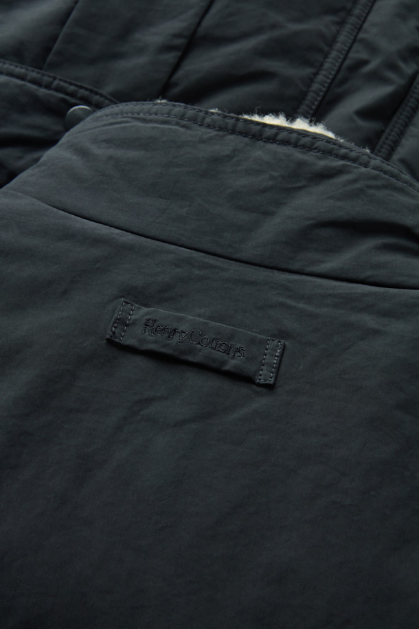 스핏파이어 사파리 다운 점퍼는 겨울철 일상과 출근룩에 모두 잘 어울리는 베이직핏 다운 점퍼입니다. 모던하고 클래식한 스타일의 무지 디자인으로, 허리 엘라스틱 스트링으로 사이즈 조절이 가능합니다. 넉넉한 두께감과 부드러운 촉감의 나일론, 폴리에스테르 혼방 소재로 제작되었으며, 구스다운 충전재를 사용하여 보온성을 높였습니다. 3포켓 구성과 액션 플리츠 디테일, 탈부착 가능한 무통 패널을 갖추어 실용성을 더했습니다. 긴 소매 기장의 사파리 코트 타입으로, 스냅 버튼 여밈 방식을 적용했습니다.
