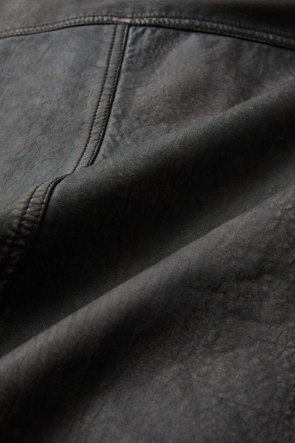 베지터블 레더 이팩트 블루종은 부드러운 촉감의 베지터블 램스킨 가죽으로 제작되어 가을 시즌, 데이트룩, 가을 나들이룩, 겨울 데일리룩에 활용하기 좋은 아우터입니다. 클래식과 캐주얼 무드를 넘나들며, 루즈핏으로 편안한 착용감을 선사합니다. 하이넥 실루엣과 플랩 포켓, 립 마감 디테일이 돋보이며, 투톤 워싱 이펙트와 은은한 광택감이 특징입니다. 집업 스타일로 간편하게 착용 가능하며, 미니멀한 스타일을 선호하는 분들께 추천합니다. 블랙 컬러의 무지 디자인으로, 어떤 옷에도 쉽게 매치할 수 있습니다.
