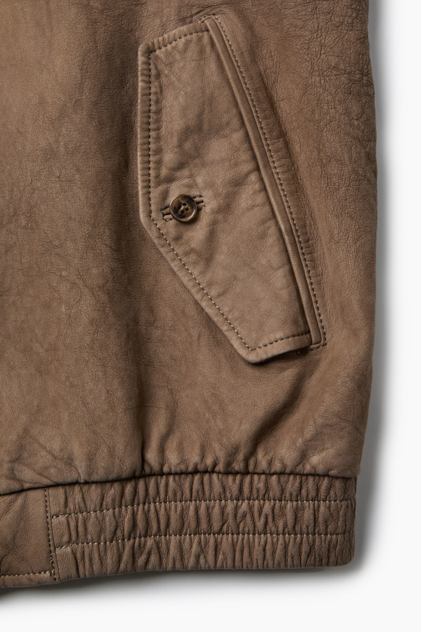 부드러운 누벅과 램스킨의 조화가 돋보이는 해링턴 점퍼입니다. 가을 시즌, 클래식하고 캐주얼한 무드를 연출하기 좋은 아이템입니다. 스탠드 칼라, 플랩 포켓, 버튼 커프스, 가죽 립 마감 등 디테일한 디자인이 특징입니다. 톤 다운된 브라운 컬러와 루즈핏으로 편안하면서도 세련된 스타일을 완성합니다. 데이트룩, 가을 나들이룩 등 다양한 TPO에 활용해보세요.
