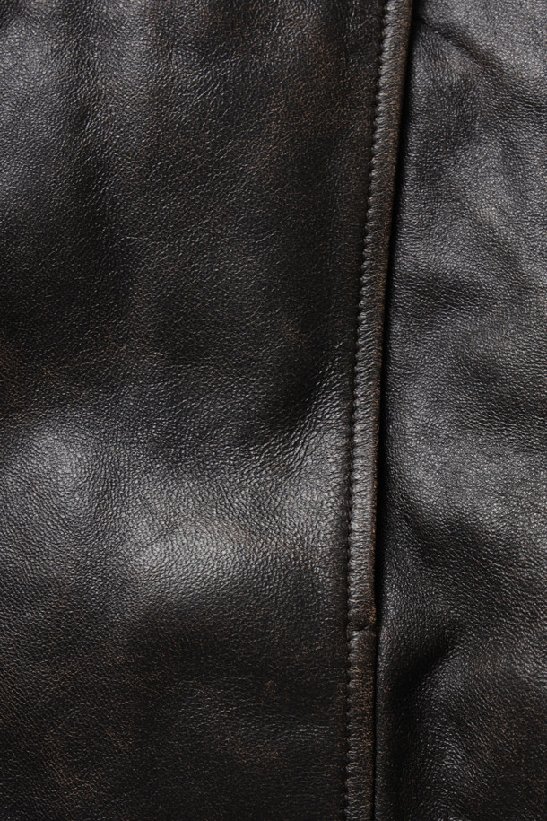 Spitfire(스핏파이어) 베지터블 레더 블루종은 부드러운 양가죽 소재와 클래식한 디자인으로 제작된 겨울용 아우터입니다. 릴랙스핏으로 편안한 착용감을 선사하며, 천연 퍼 칼라, 유러피안 구스 다운, 패치 포켓, 액션 플리츠, 페이딩 워싱, 투톤 컬러 등의 특징이 돋보입니다. 짙은 블루 색상과 두꺼운 두께감으로 보온성을 높였으며, 데이트룩, 출근룩, 모임룩 등 다양한 TPO에 활용 가능합니다. 미니멀하고 시크한 스타일을 연출하기에 좋은 아이템입니다. 집업 방식으로 간편하게 여밀 수 있습니다.
