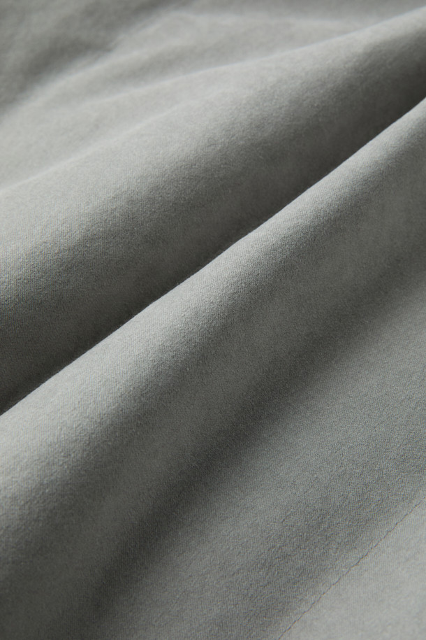 폴리 스웨이드 다운 베스트는 부드러운 촉감의 폴리에스터, 나일론, 구스다운 충전재를 사용하여 제작되었으며, 가을과 겨울철에 따뜻하게 착용할 수 있습니다. 클래식과 캐주얼 스타일을 모두 아우르는 디자인으로, 일상생활에서 폭넓게 활용 가능합니다. 넥과 앞단 안쪽에 배색 처리가 되어있으며, 레귤러핏에 스냅 여밈 방식으로 편안하게 착용할 수 있습니다. 두꺼운 두께감으로 보온성을 높였으며, 민소매 디자인으로 간절기에는 단독으로, 겨울철에는 이너 베스트로 활용하여 스타일리시하게 연출할 수 있습니다. 그레이 컬러의 무지 디자인으로 어떤 옷에도 쉽게 매치할 수 있으며, 겨울 데일리룩과 산책룩에 모두 잘 어울립니다.
