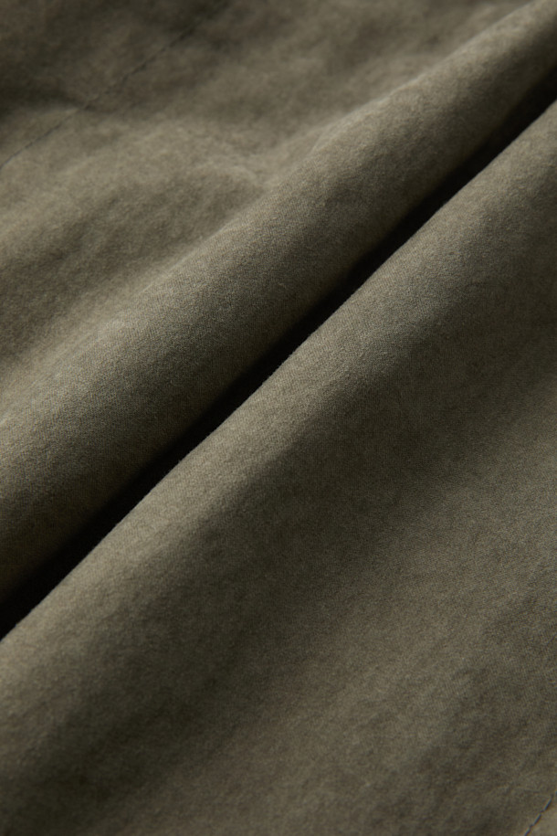 폴리 스웨이드 다운 베스트는 가을과 겨울, 두 계절 모두 활용하기 좋은 아우터입니다. 부드러운 촉감의 폴리에스터, 나일론, 구스다운 충전재가 사용되어 따뜻함을 선사합니다. 클래식과 캐주얼 스타일을 모두 아우르는 디자인으로, 무지 패턴과 레귤러핏으로 제작되어 어떤 룩에도 쉽게 매치할 수 있습니다. 넥과 앞단에 배색 처리가 돋보이며, 스냅 버튼으로 간편하게 여밀 수 있습니다. 데일리룩, 산책룩 등 다양한 TPO에 이너 또는 아우터로 활용 가능한 실용적인 아이템입니다.
