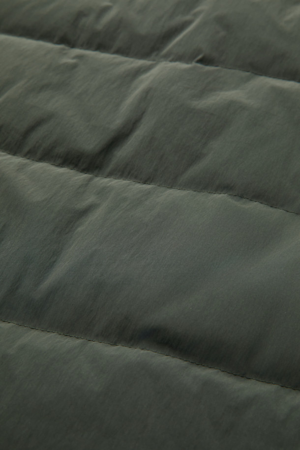 (기획) 젠틀 베스트는 가을, 겨울 시즌에 어울리는 남성용/여성용 베스트입니다. 부드러운 촉감의 나일론, 폴리에스터 혼방 소재에 덕다운 충전재를 사용하여 보온성을 높였습니다. 클래식한 무드의 무지 디자인으로, 셔츠형 카라와 코듀로이 넥 배색, 가슴 플랩 포켓, 스냅 버튼 여밈 등의 디테일이 돋보입니다. 넉넉한 레귤러핏으로 겨울 데일리룩, 모임룩, 산책룩 등 다양한 TPO에 활용 가능하며, 미니멀하고 캐주얼한 스타일을 연출하기 좋습니다.
