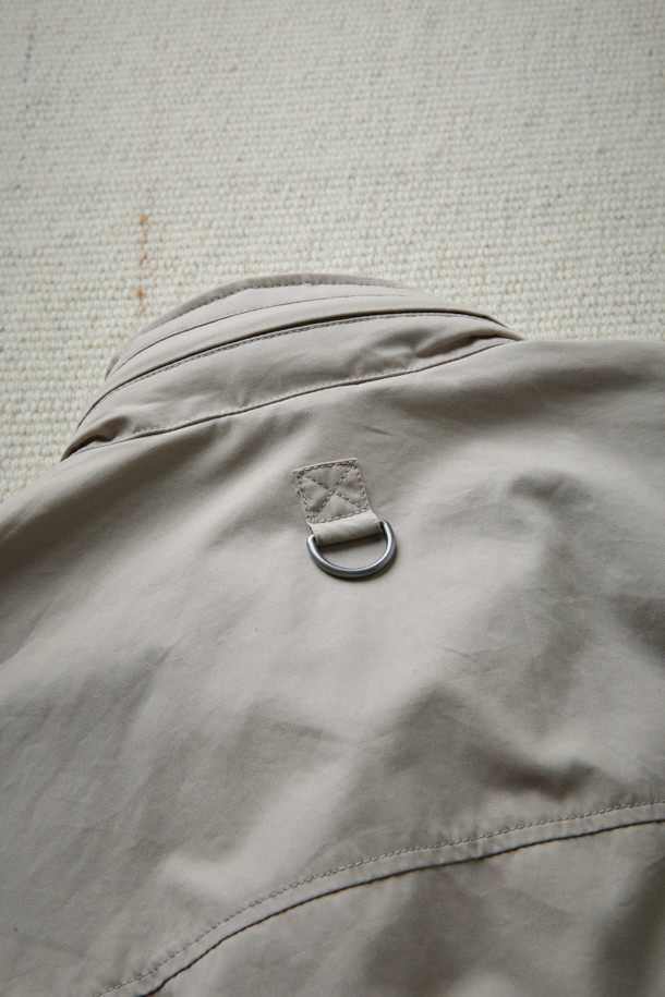 [Fly Fishing Club] 피셔맨 재킷(Ventile)은 가을 나들이룩, 여행룩, 산책룩에 어울리는 유틸리티 스타일의 남성용 아우터입니다. 베이지 색상의 무지 디자인에 루즈핏으로 편안함을 더했으며, 방수, 통기, 발수 기능을 갖춰 실용성을 높였습니다. 면 소재의 긴소매 피셔맨 코트 타입으로, 지퍼와 스냅 여밈 방식, 내장형 후드, 멀티 포켓, YKK 지퍼, 금속 스냅 등의 디테일이 돋보입니다. 내피 연결 스냅 고리와 통기성을 위한 디자인으로 가을철 워크웨어, 캐주얼, 미니멀 스타일을 즐기는 분들께 추천해 드립니다.
