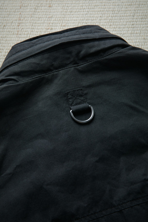 [Fly Fishing Club] 피셔맨 재킷 (왁스 코튼)은 헤리티지 감성과 빈티지 무드를 자아내는 아우터입니다. 왁스 코튼 소재로 제작되어 방수, 통기, 내구성이 뛰어나 가을철 나들이룩과 여행룩에 적합합니다. 블랙 컬러의 루즈핏 디자인으로, 멀티 포켓, 숨겨진 후드, YKK 지퍼, 립스탑 원단 등의 다양한 특징을 갖추었습니다. YKK 지퍼와 스냅 버튼으로 여밈이 가능하며, 긴소매 디자인으로 클래식, 워크웨어, 캐주얼 스타일 모두 소화 가능합니다. 내피 연결 스냅이 있어 실용성을 높였습니다.
