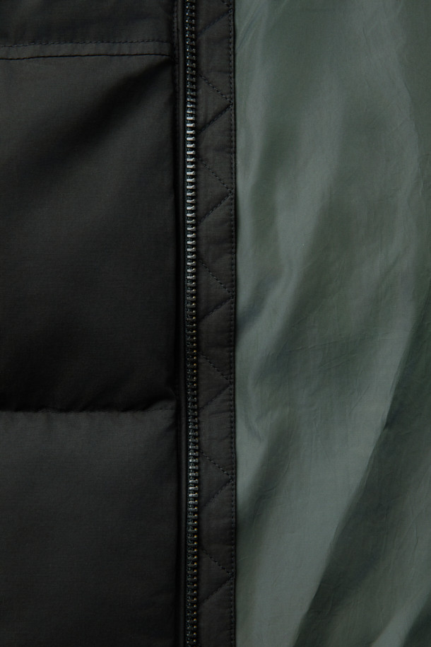 남성용 '스핏파이어(Spitfire)' 퀼팅 다운 점퍼입니다. 캐주얼, 미니멀, 클래식 스타일을 아우르는 블랙 컬러의 아우터로, 겨울철 출근룩과 여행룩에 적합합니다. 왁스 가공된 겉감과 무통 카라 탈부착이 가능하며, 소매 이너 립 커프스와 머스코비 다운 충전재를 사용하여 보온성을 높였습니다. 퀼팅 패턴과 컴포트핏으로 편안한 착용감을 제공하며, 두꺼운 두께감과 거친 촉감이 특징입니다. 집업 스타일의 긴 소매 다운점퍼로, 겨울철 당신의 스타일을 완성해 보세요.
