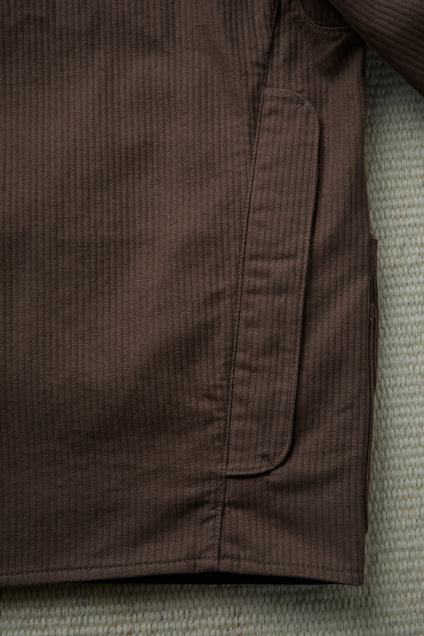 FFC x DOCUMENT (FFC x 도큐먼트) 이탈리안 코튼 피싱 재킷은 남녀 모두 착용 가능한 아우터입니다. 부드러운 촉감의 두꺼운 면 소재로 제작되었으며, 가을과 겨울에 따뜻하게 입을 수 있습니다. 세미 루즈 핏에 브라운 컬러, 무지 패턴으로 캐주얼, 클래식, 워크웨어 스타일을 연출하기 좋습니다. 입체 포켓 디자인과 가먼트 워싱 처리로 실용성을 더했으며, 레이어드하여 다양한 스타일을 시도할 수 있습니다. 가을 나들이룩이나 여행룩에 활용하기 좋은 피싱 재킷입니다.
