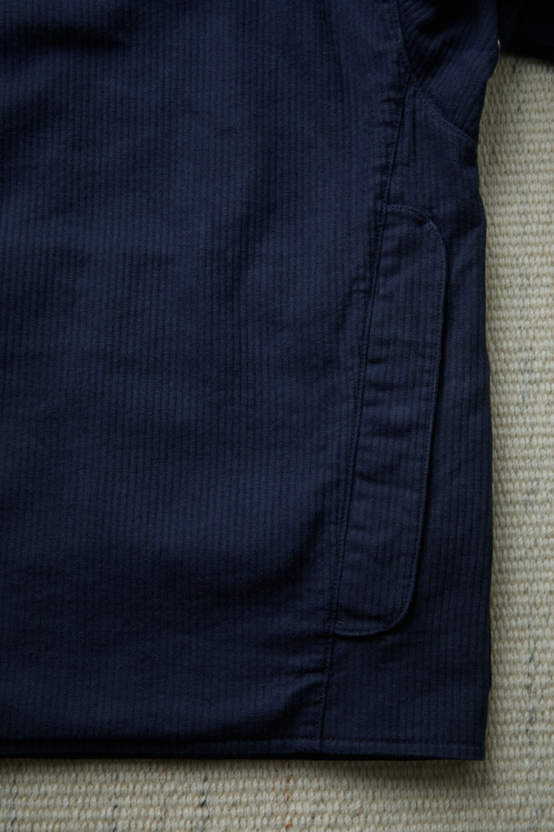 FFC x DOCUMENT (FFC x 도큐먼트) 이탈리안 코튼 피싱 재킷은 가을, 겨울 시즌에 어울리는 아우터입니다. 네이비 컬러의 무지 디자인으로, 유틸리티와 빈티지 무드를 동시에 연출할 수 있습니다. 이탈리아 올림피아스사 원단을 사용하여 부드러운 촉감을 자랑하며, 세미 루즈핏으로 편안하게 착용 가능합니다. 다양한 크기의 입체 포켓과 가먼트 워싱 처리, 레이어드 착용이 가능한 실용적인 디자인이 특징입니다. 가을 나들이룩, 겨울 데일리룩, 여행룩 등 다양한 시간, 장소, 상황에 맞춰 클래식, 미니멀, 워크웨어 스타일을 연출해보세요.