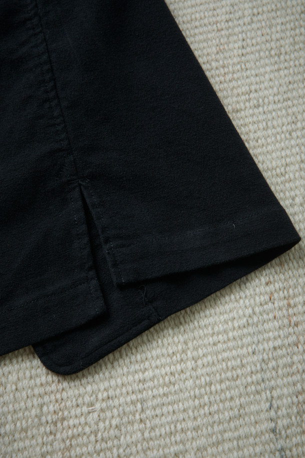 (FFC x DOCUMENT) 이탈리안 몰스킨 셔팅 셋업 재킷은 가을, 겨울 시즌에 어울리는 아우터입니다. 미니멀하고 빈티지한 스타일을 추구하며, 부드러운 촉감의 두꺼운 몰스킨 소재로 제작되었습니다. 일상, 출근룩, 모임룩 등 다양한 TPO에 활용 가능하며, 루즈핏으로 편안한 착용감을 선사합니다. 가슴 포켓과 핸드워머 기능, 활동성을 고려한 패턴으로 실용성을 더했습니다. 블랙 컬러의 무지 디자인으로 클래식, 미니멀, 워크웨어 스타일을 연출하기 좋습니다.
