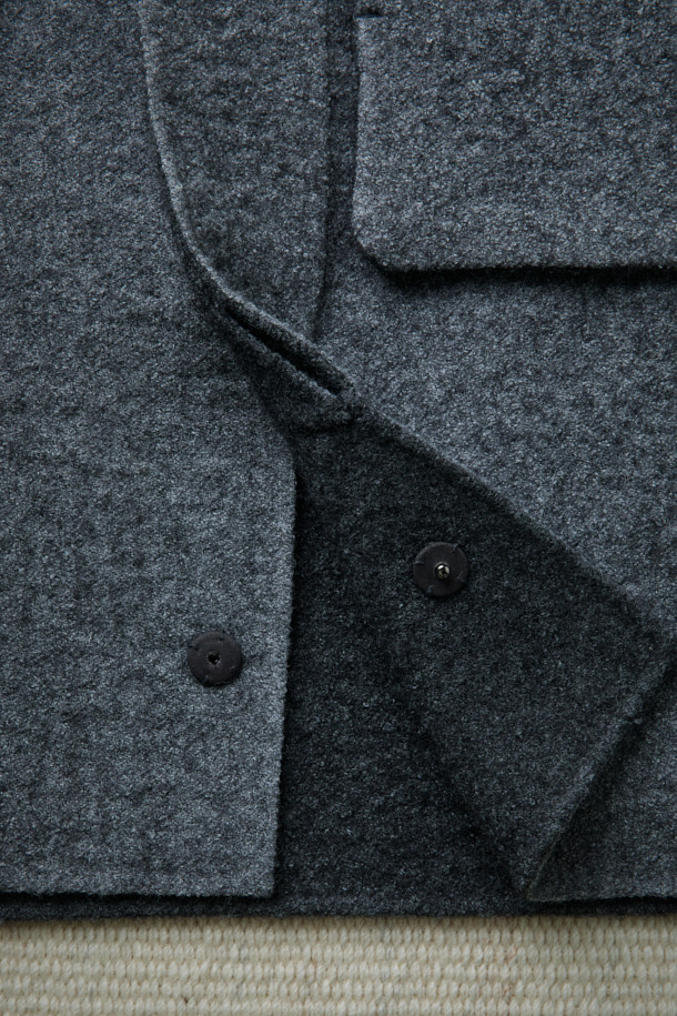 FFC x DOCUMENT(에프에프씨 x 도큐먼트)의 울 핸드메이드 필드 셔팅 재킷입니다. 이탈리아 엠티티사의 멜란지 보일드 울 소재를 사용하여 부드러운 촉감과 두꺼운 두께로 따뜻함을 제공합니다. 미니멀하고 클래식한 디자인에 플라이 피싱웨어 디테일을 더했으며, 핸드메이드 공법으로 제작되어 높은 퀄리티를 자랑합니다. 숏 기장의 세미루즈핏으로 편안한 착용감을 선사하며, 가을, 겨울철 데일리룩과 가을 나들이룩에 활용하기 좋습니다. 실용적인 포켓 디테일과 버튼 여밈 방식으로 제작된 그레이 컬러의 무지 재킷입니다.