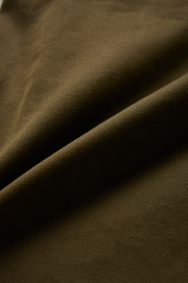 [Fly Fishing Club] 피셔맨 카고 팬츠는 가을, 겨울 계절에 어울리는 남녀 공용 카고 팬츠입니다. 카키, 올리브 두 가지 색상으로 제공되며, 일상, 피싱 활동에 모두 적합합니다. 빈티지하면서도 유틸리티한 스타일을 연출하며, 루즈핏의 긴 기장으로 편안한 착용감을 선사합니다. 고밀도 면 트윌 소재에 피치가공을 더해 부드러운 촉감을 자랑하며, 입체적인 카고 포켓, 무릎 절개 디테일, 밑단 스트링으로 스타일리시함을 더했습니다. 가을 나들이룩, 캠핑룩, 겨울 데일리룩 및 워크웨어, 캐주얼, 미니멀 스타일을 즐겨 입는 분들께 추천합니다.
