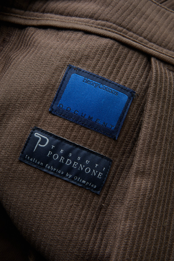 FFC (에프에프씨) x DOCUMENT (도큐먼트) 이탈리안 코튼 피싱 팬츠는 가을, 겨울 시즌에 어울리는 캐주얼하고 빈티지한 무드의 카고 팬츠입니다. 은은한 광택과 부드러운 촉감이 특징인 이탈리아 올림피아스社의 면 소재를 사용하여 편안한 착용감을 선사합니다. 루즈핏으로 제작되었으며, 6개의 기능적인 포켓 디테일과 가먼트 워싱 가공으로 실용성과 빈티지한 멋을 더했습니다. 피싱 자켓과 함께 셋업으로 착용하여 더욱 스타일리시한 가을 나들이룩, 캠핑룩을 연출할 수 있습니다.