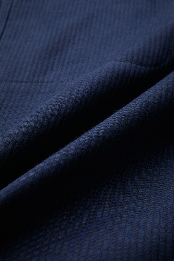 FFC x DOCUMENT (FFC x 도큐먼트)의 이탈리안 코튼 피싱 팬츠는 가을, 겨울 시즌 남성들을 위한 캐주얼 및 클래식 스타일의 긴 바지입니다. 부드러운 촉감의 이탈리아 올림피아스사 면 원단을 사용하여 편안한 착용감을 제공하며, 루즈핏으로 제작되었습니다. 여섯 개의 기능적인 포켓과 가먼트 워싱 처리로 실용성과 빈티지한 매력을 더했습니다. 네이비 컬러의 무지 디자인으로 다양한 상의와 매치하기 좋으며, 피싱 재킷과 함께 셋업 스타일링도 가능합니다. 가을 나들이룩, 겨울 데일리룩, 여행룩 등 폭넓은 시간과 장소와 상황에 활용할 수 있습니다.