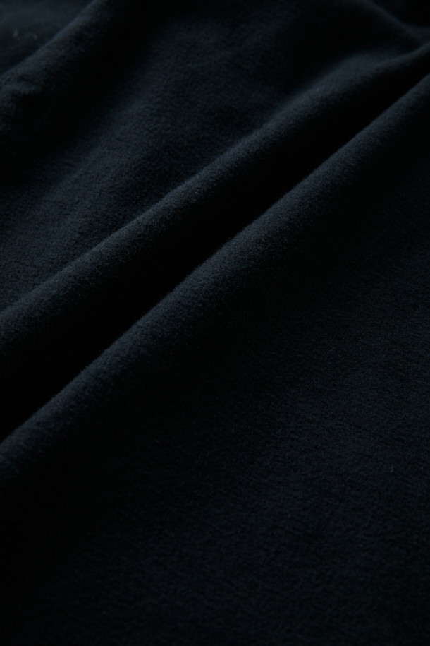 FFC x DOCUMENT (FFC x 도큐먼트) 이탈리안 몰스킨 셋업 팬츠는 가을, 겨울 시즌을 위한 바지입니다. 이탈리아 올림피아스社의 부드러운 몰스킨 소재를 사용하여 뛰어난 착용감을 선사하며, 루즈핏으로 편안한 활동성을 제공합니다. 블랙 컬러의 무지 디자인으로 심플, 캐주얼, 포멀 등 다양한 스타일을 소화하며, 여섯 개의 포켓 디테일과 빈티지 피싱 팬츠 디자인이 특징입니다. 셋업으로도 활용 가능하여 겨울 데일리룩, 산책룩 등 폭넓은 시간과 장소와 상황에 어울리는 클래식, 캐주얼, 미니멀 스타일을 연출할 수 있습니다.