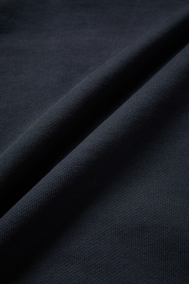 FFC(에프에프씨) x DOCUMENT(도큐먼트) Stand Collar Zip-Up Sweat(스탠드 칼라 집업 스웨트)는 미니멀하고 베이직한 스타일의 남녀 공용 상의입니다. 가을, 겨울에 어울리는 두꺼운 두께감의 면 소재로 제작되어 부드러운 촉감을 선사합니다. 스탠드 칼라와 긴 소매, 세미 루즈 핏 디자인으로 편안한 착용감을 제공하며, 투웨이 지퍼, 사이드 포켓, 로고 가죽 패치가 특징입니다. 일상, 집콕, 동네 마실룩 등 다양한 TPO에 활용하기 좋으며, 미니멀, 클래식, 캐주얼 스타일을 즐기는 분들께 추천합니다.
