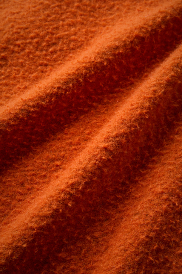 [Fly Fishing Club] 카젠티노 피싱 셔츠는 아웃도어 활동과 일상생활 모두에 어울리는 셔츠형 아우터입니다. 오렌지 컬러의 무지 디자인으로, 가을, 겨울 시즌에 따뜻하고 포근한 스타일을 연출합니다. 루즈핏으로 편안한 착용감을 제공하며, 부드러운 울 소재와 두꺼운 두께감으로 보온성을 높였습니다. 체스트 포켓, 사선 핸드 포켓, D-링 디테일, 코듀로이 포켓 배색, 더블 스티치 밑단 등 다양한 디테일이 돋보입니다. 피싱, 캠핑룩, 데일리룩 등 다양한 TPO에 클래식, 캐주얼, 워크웨어 스타일로 활용 가능하며, 발수 기능으로 쾌적함까지 더했습니다.
