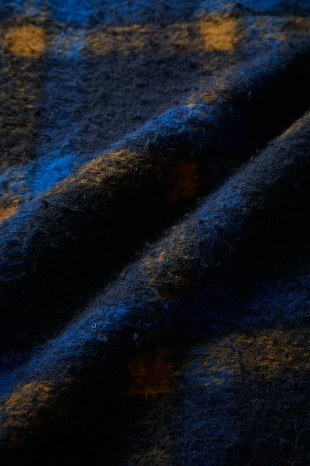 [Fly Fishing Club] 카젠티노 피싱 셔츠는 가을, 겨울에 어울리는 남성용 셔츠형 아우터입니다. 네이비, 로열블루, 오렌지 세 가지 색상으로 출시되었으며, 빈티지, 아웃도어, 워크웨어 스타일을 아우르는 매력을 지닙니다. 울 소재에 두꺼운 두께감과 부클 촉감을 더해 보온성을 높였으며, 긴 소매와 세미 루즈핏으로 편안한 착용감을 선사합니다. 체크 패턴과 체스트 포켓, 사선 핸드 포켓, D-링 디테일, 코듀로이 포켓 배색 등의 특징이 돋보이며, 스냅 여밈 방식과 생활 발수 기능으로 실용성을 더했습니다. 캠핑룩, 가을 나들이룩, 겨울 데일리룩 등 다양한 TPO에 워크웨어, 클래식, 캐주얼 무드로 활용하기 좋습니다.
