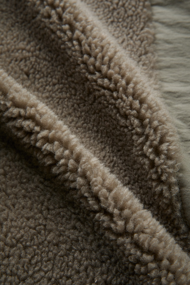 [Fly Fishing Club] 플리스 피싱 베스트는 가을, 겨울 시즌 남성 고객을 위한 아웃도어 및 캐주얼 스타일의 의류입니다. 베이지 및 카키 색상으로 출시되었으며, 플리스, 코튼, 나일론 혼방 소재로 제작되어 부드러운 촉감과 두꺼운 두께감으로 뛰어난 보온성을 제공합니다. 4개의 플랩 포켓, 사이드 히든 포켓, 밑단 스트링 조절, YKK METALUXE® 지퍼, D-링 디테일, 스탠드 칼라 등 다양한 특징을 갖춰 수납력과 실용성을 높였습니다. 루즈핏으로 편안한 착용감을 선사하며, 피싱, 아웃도어, 일상 등 다양한 TPO에 활용 가능하여 캠핑룩, 가을 나들이룩, 겨울 데일리룩 등 폭넓은 스타일 연출을 돕습니다.
