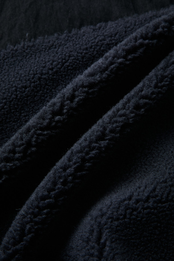 [Fly Fishing Club] 플리스 피싱 베스트는 가을, 겨울 시즌에 어울리는 아우터로, 캐주얼, 스포티, 고프코어 스타일을 연출하기 좋습니다. 부드러운 플리스 소재와 넉넉한 루즈핏으로 편안한 착용감을 선사하며, 보온 기능과 수납력을 갖춰 실용성을 더했습니다. 블랙 색상의 무지 패턴에 스탠드 칼라와 YKK METALUXE® 지퍼, D-링 디테일이 세련된 디자인을 완성합니다. 4개의 플랩 포켓, 사이드 히든 포켓, 밑단 스트링 조절 기능으로 수납력과 활동성을 높였으며, 가을 나들이룩, 캠핑룩, 겨울 데일리룩 등 다양한 TPO에 활용하기 좋습니다.
