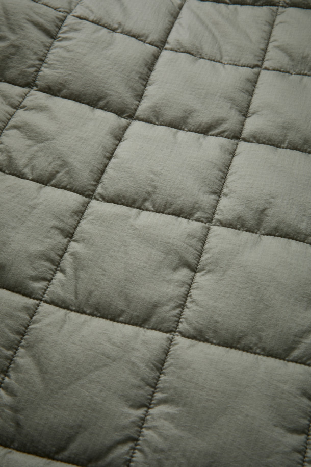 [Fly Fishing Club] 피셔맨 인슐레이션 재킷은 겨울, 가을 시즌을 위한 아웃도어, 캐주얼 스타일의 퀼팅 재킷입니다. 루즈핏으로 편안한 착용감을 제공하며, 하이넥 일체형 후드와 3M Thinsulate™ 충전재를 사용하여 보온성을 높였습니다. 발수 기능과 YKK 메인 지퍼, 소매 이밴드 등의 디테일로 기능성을 더했으며, 체스트/핸드 포켓과 사이드 슬릿 포켓으로 수납력을 높였습니다. 그레이 컬러의 나일론 소재로 제작되었으며, 캠핑룩, 산책룩 등 다양한 TPO에 활용 가능합니다. 캐주얼, 고프코어, 미니멀 스타일을 즐기는 고객에게 추천합니다.
